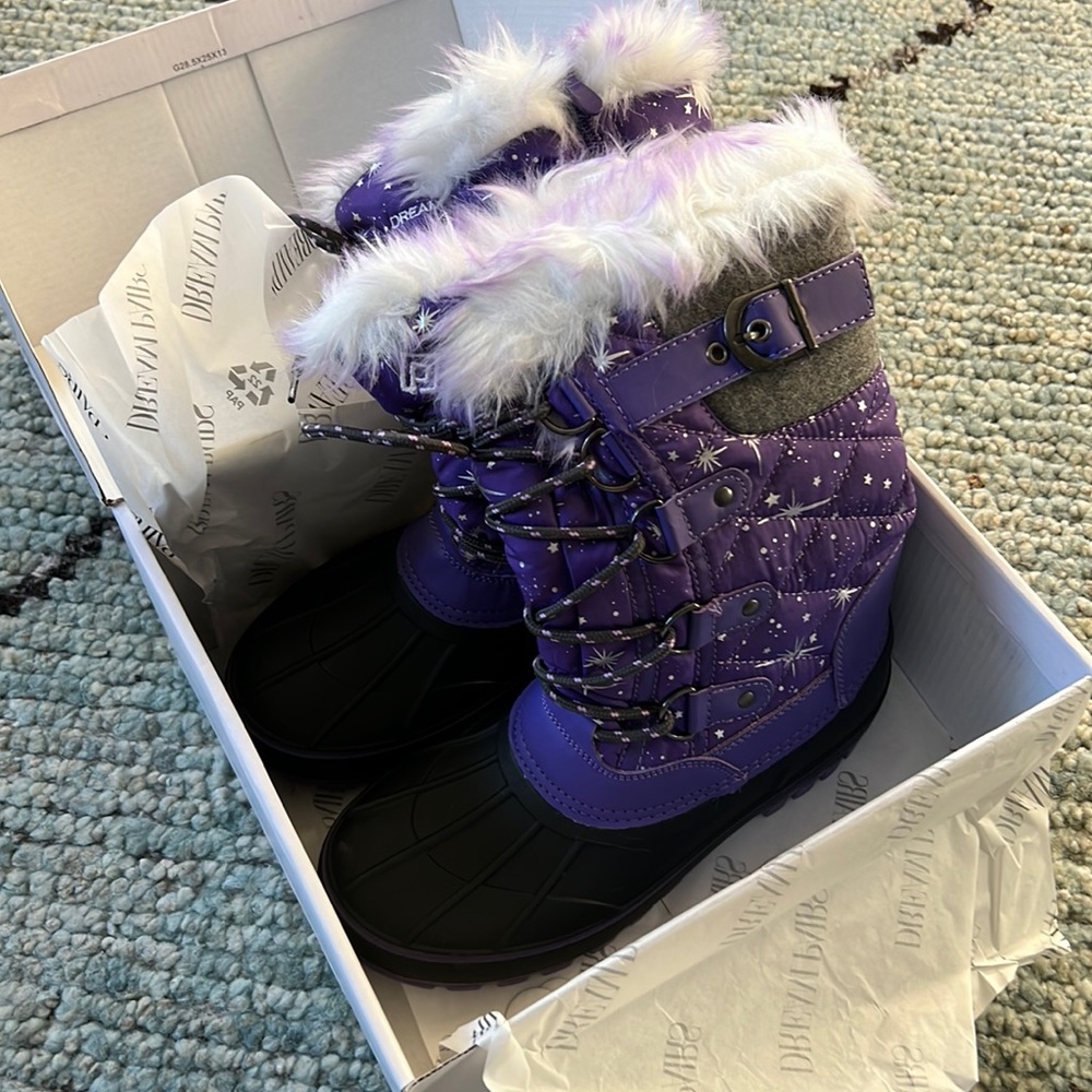 NWT - girls size 4 snow boots by Dream Paris. Purple and black.